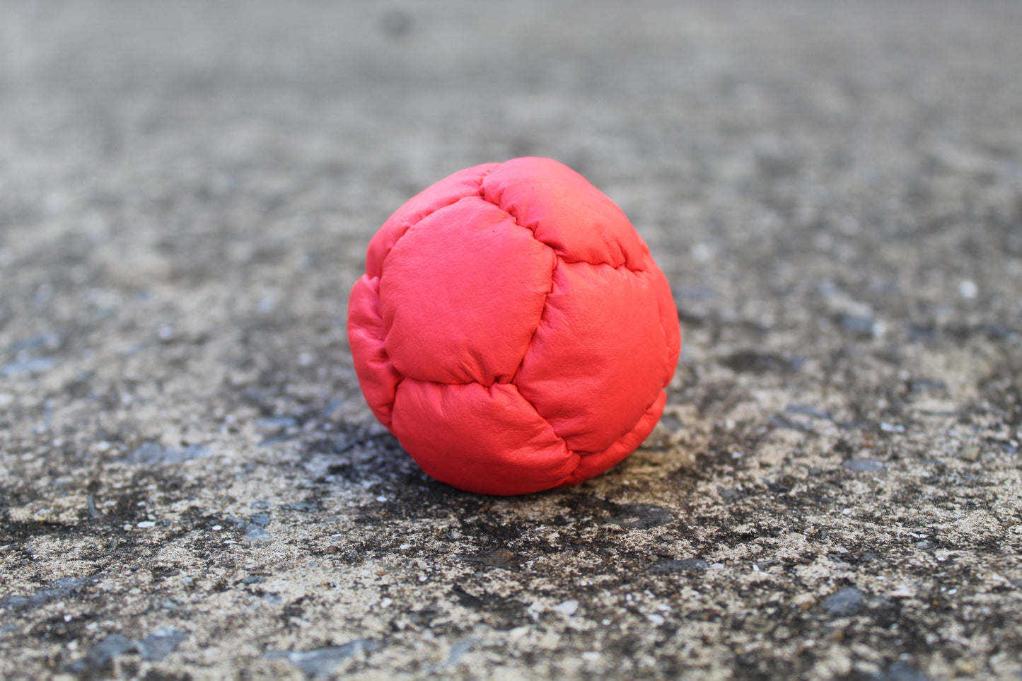 12 panel pro juggling ball in Red