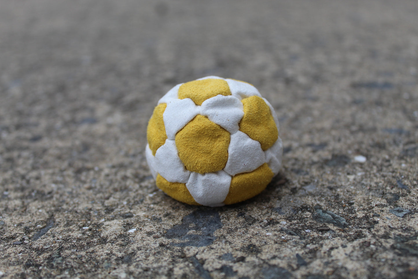 Xtremity Pro professional footbag with a 32 panel construction in Yellow/White