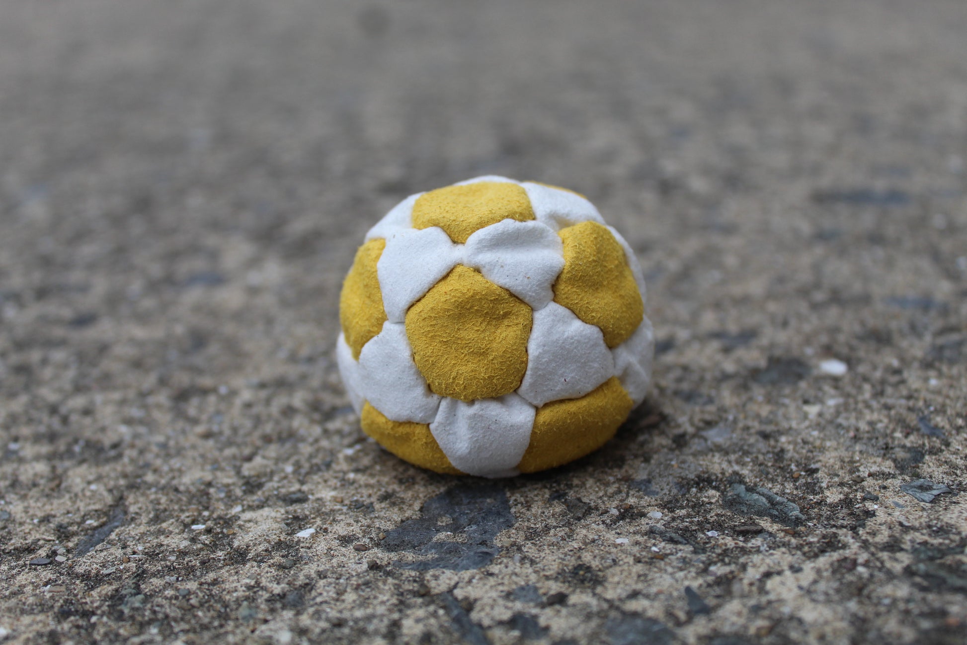 Xtremity Pro professional footbag with a 32 panel construction in Yellow/White