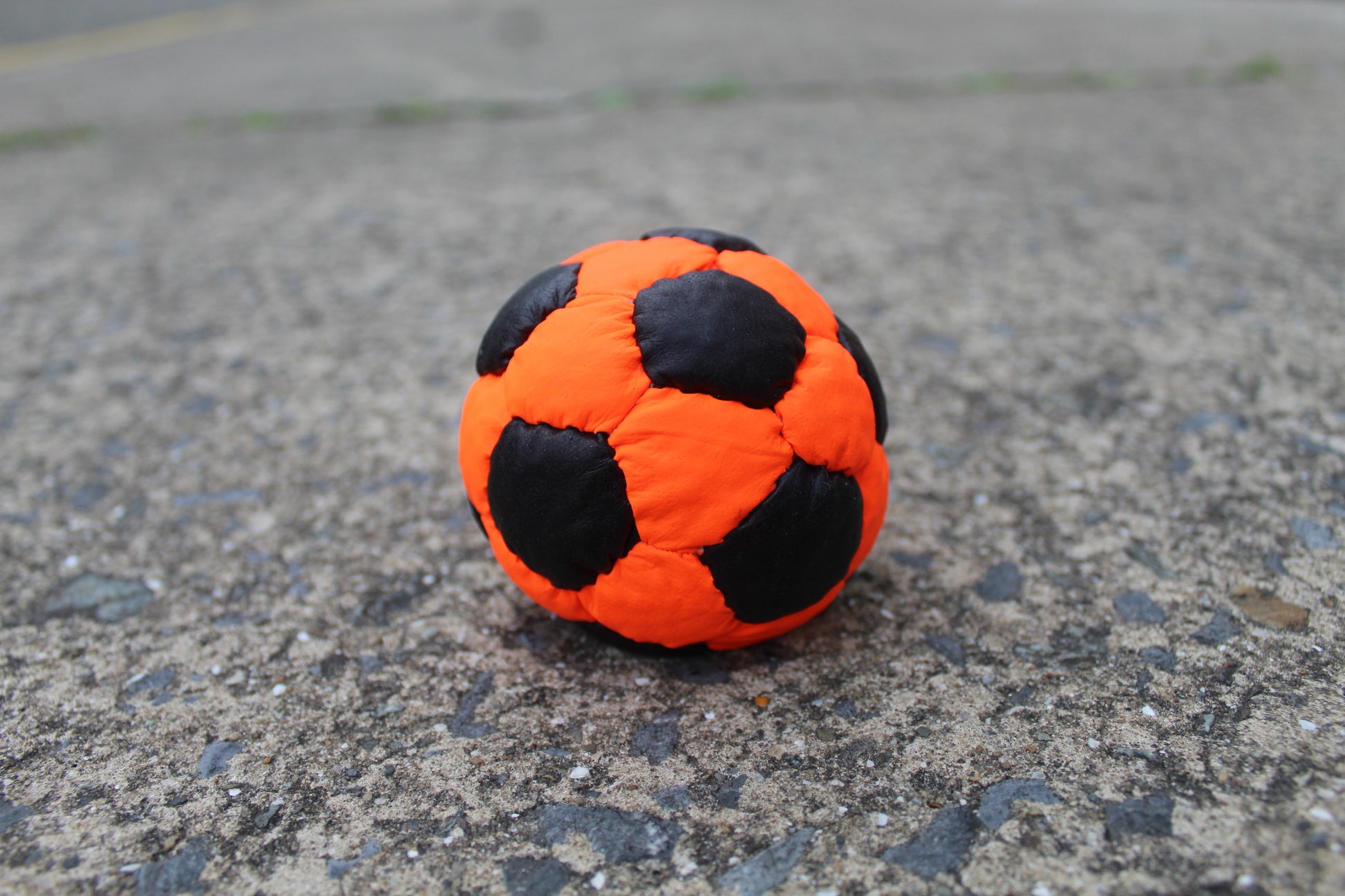 32 panel, UV reactive juggling ball in Orange/Black