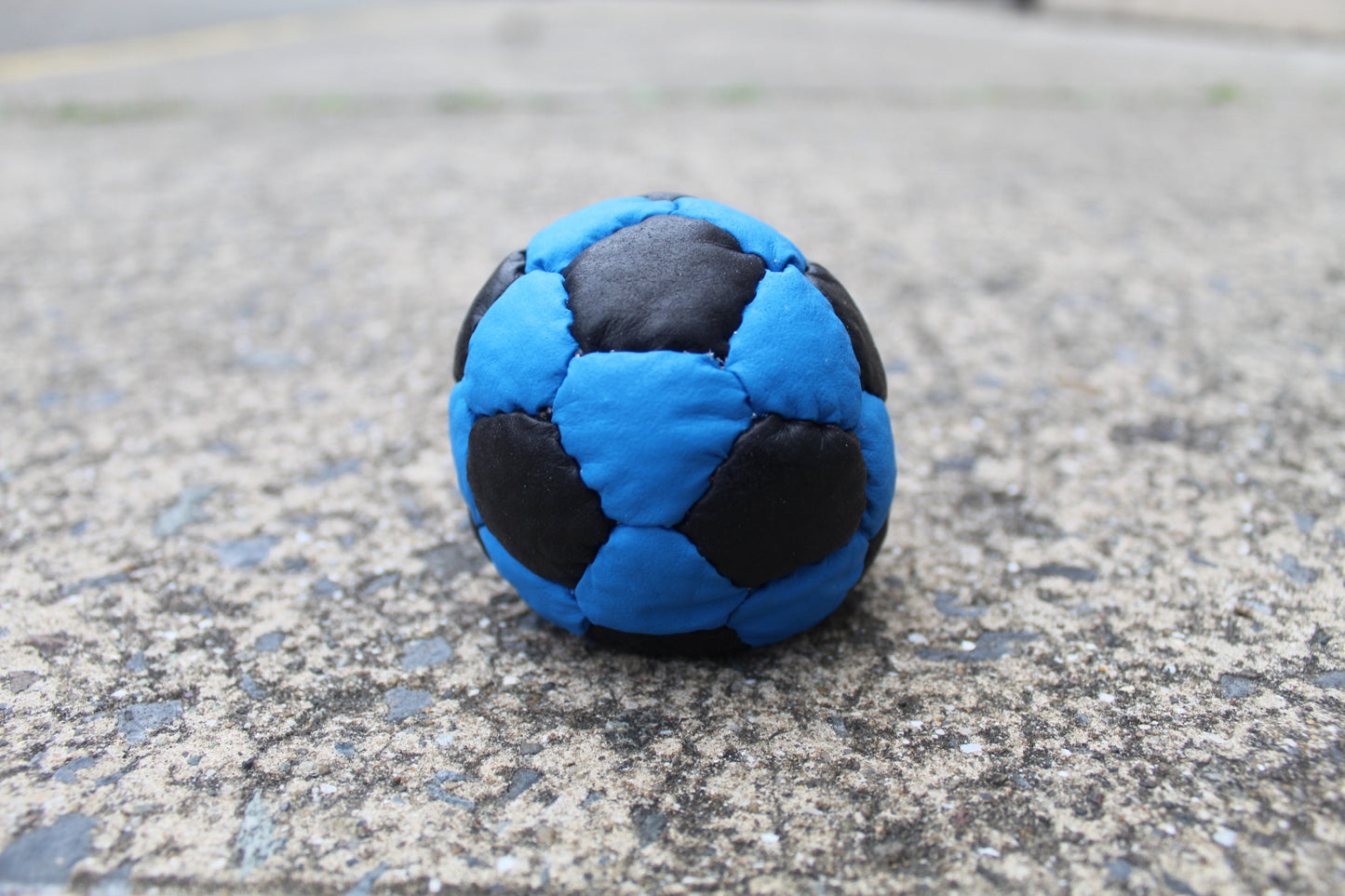 32 panel, UV reactive juggling ball in Blue/Black