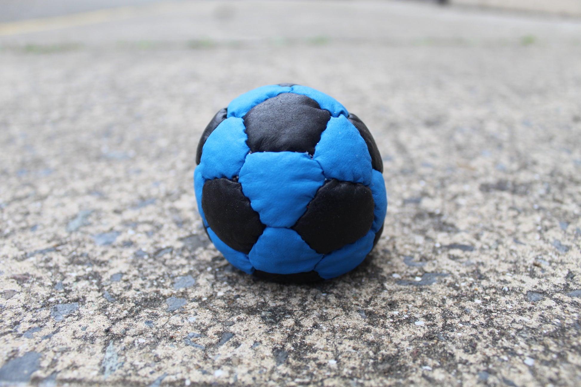 32 panel, UV reactive juggling ball in Blue/Black