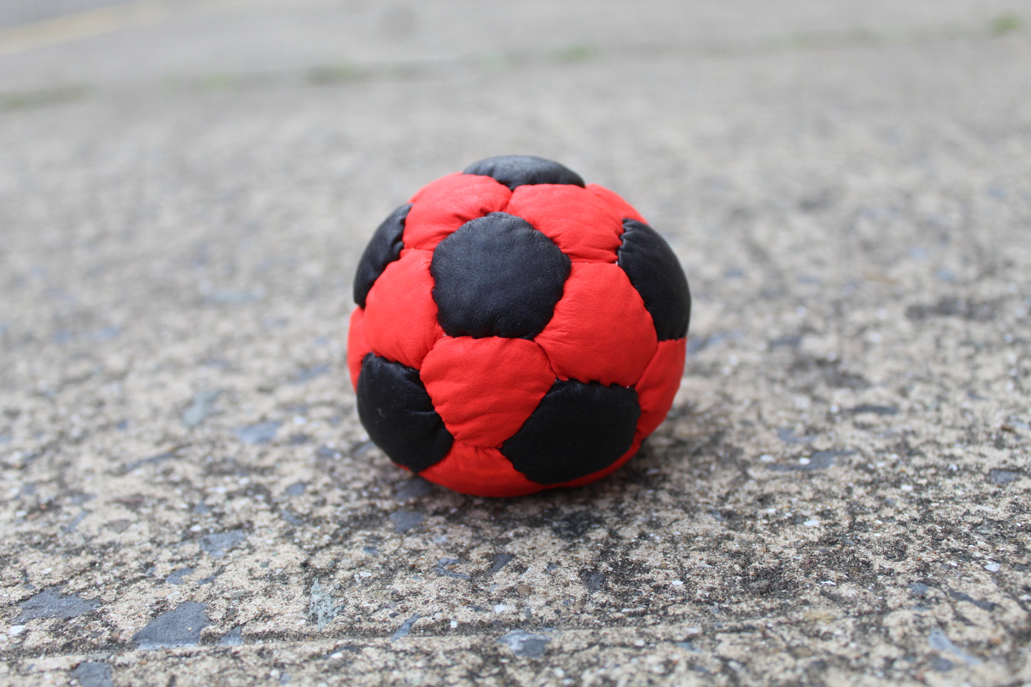32 panel, UV reactive juggling ball in Red/Black