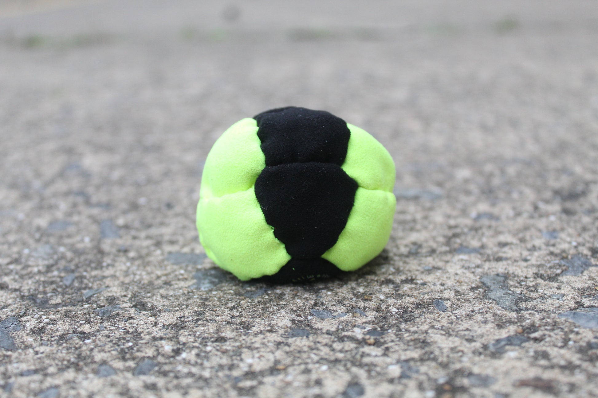 14 panel pro series 2 footbag in yellow/black
