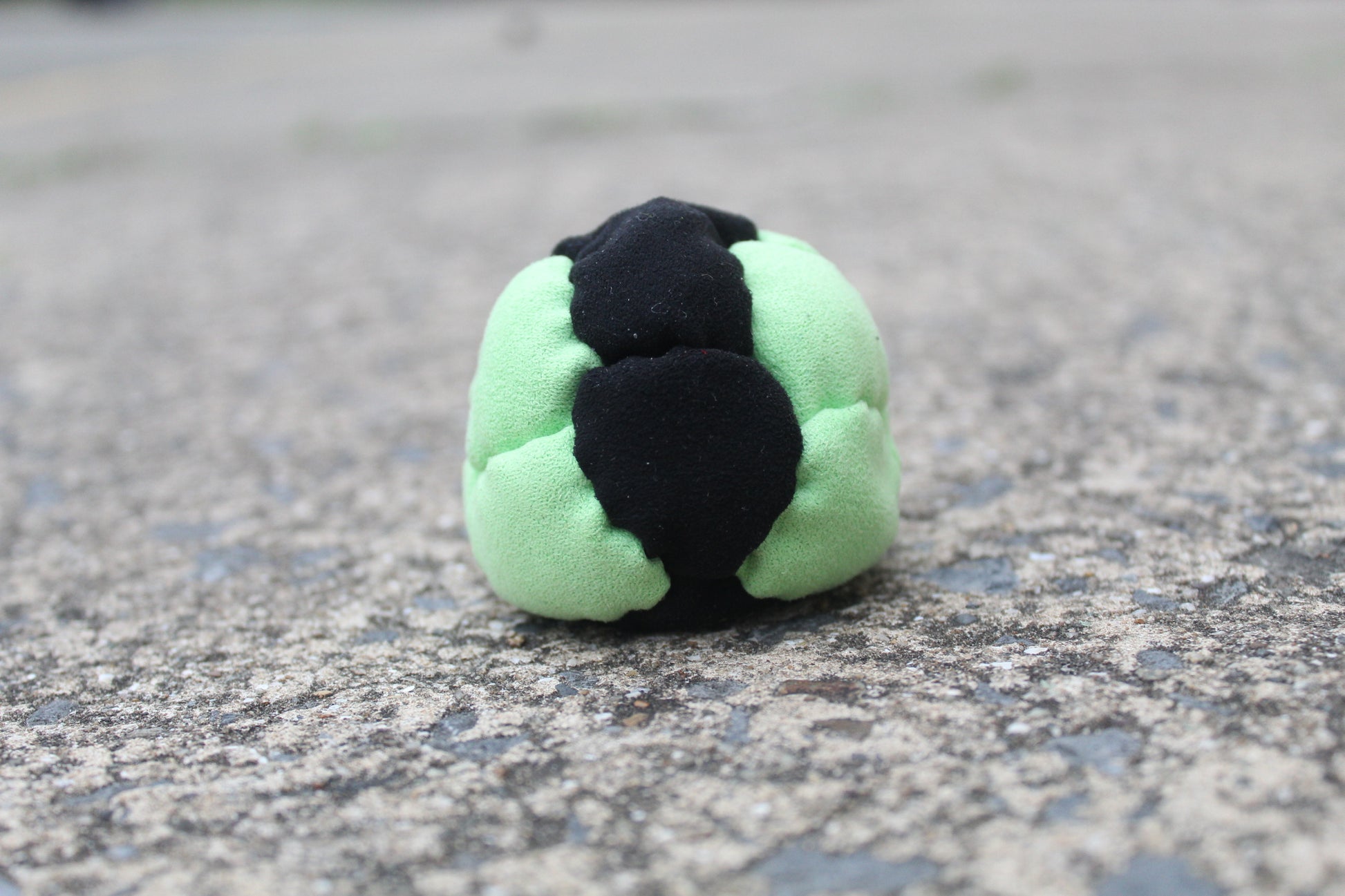 14 panel pro series 2 footbag in yellow/black
