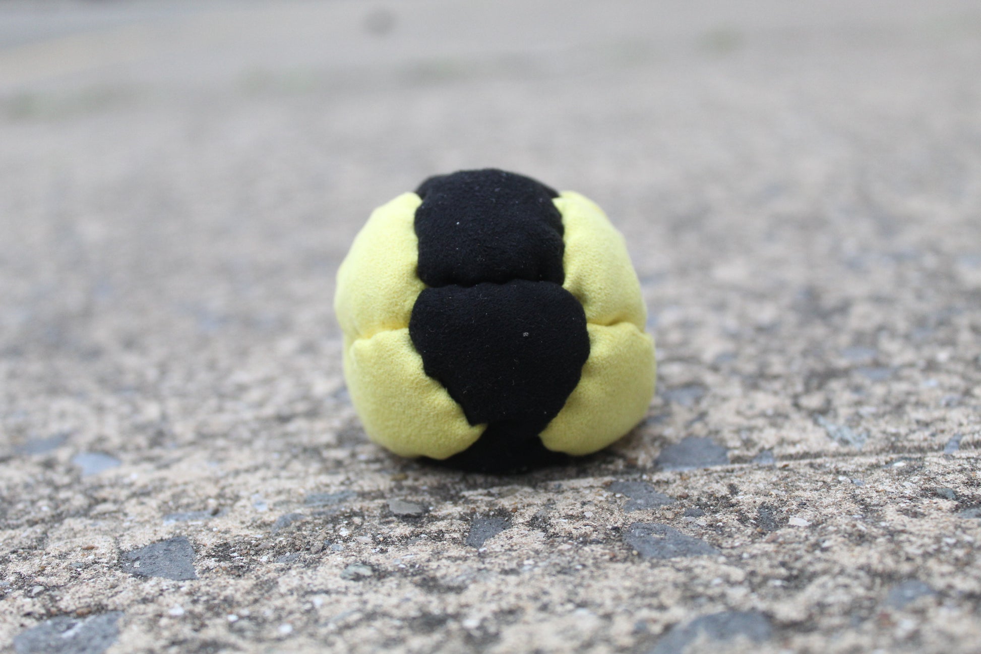 14 panel pro series 2 footbag in yellow/black