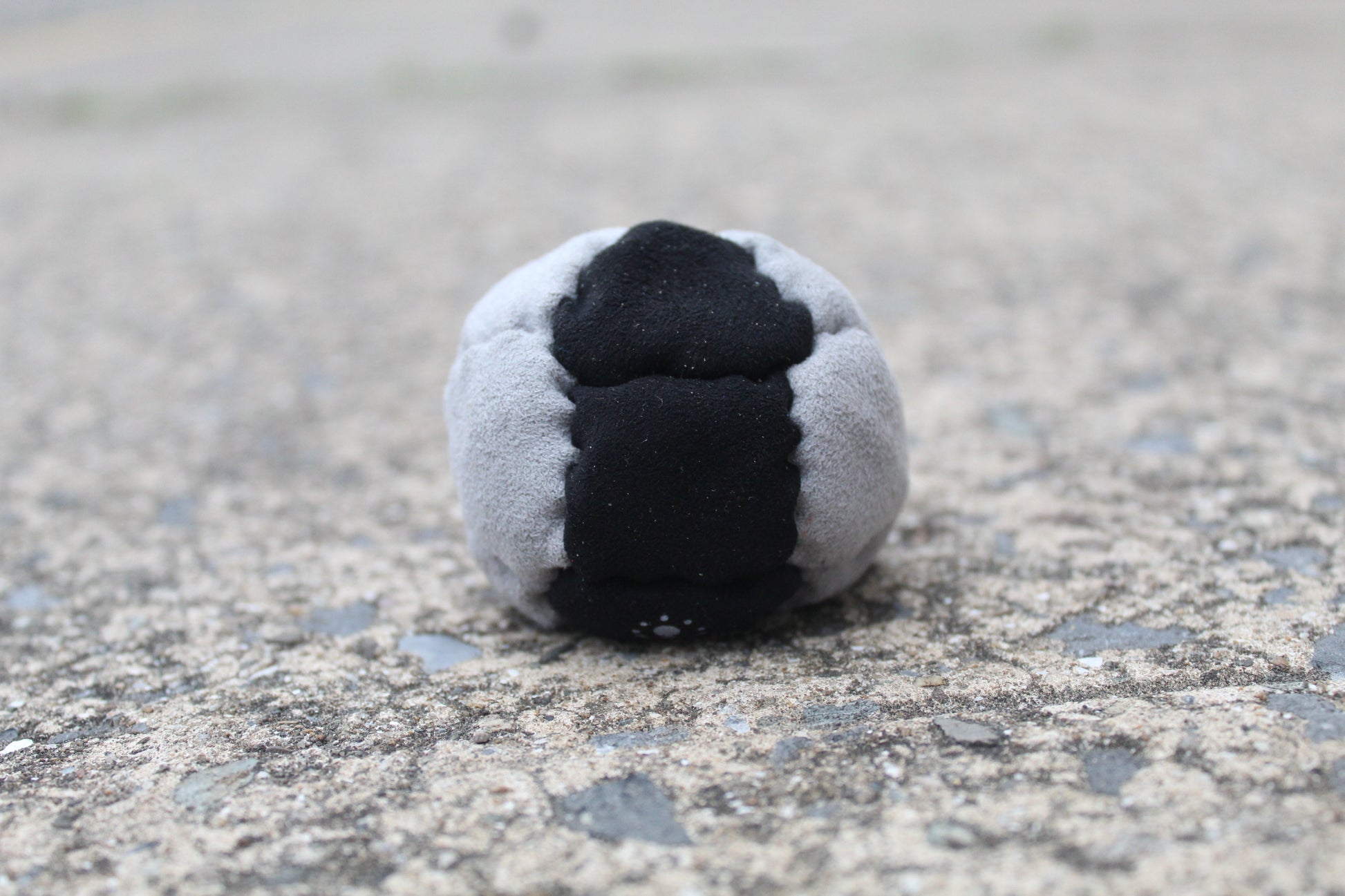 14 panel pro series 2 footbag in grey/black