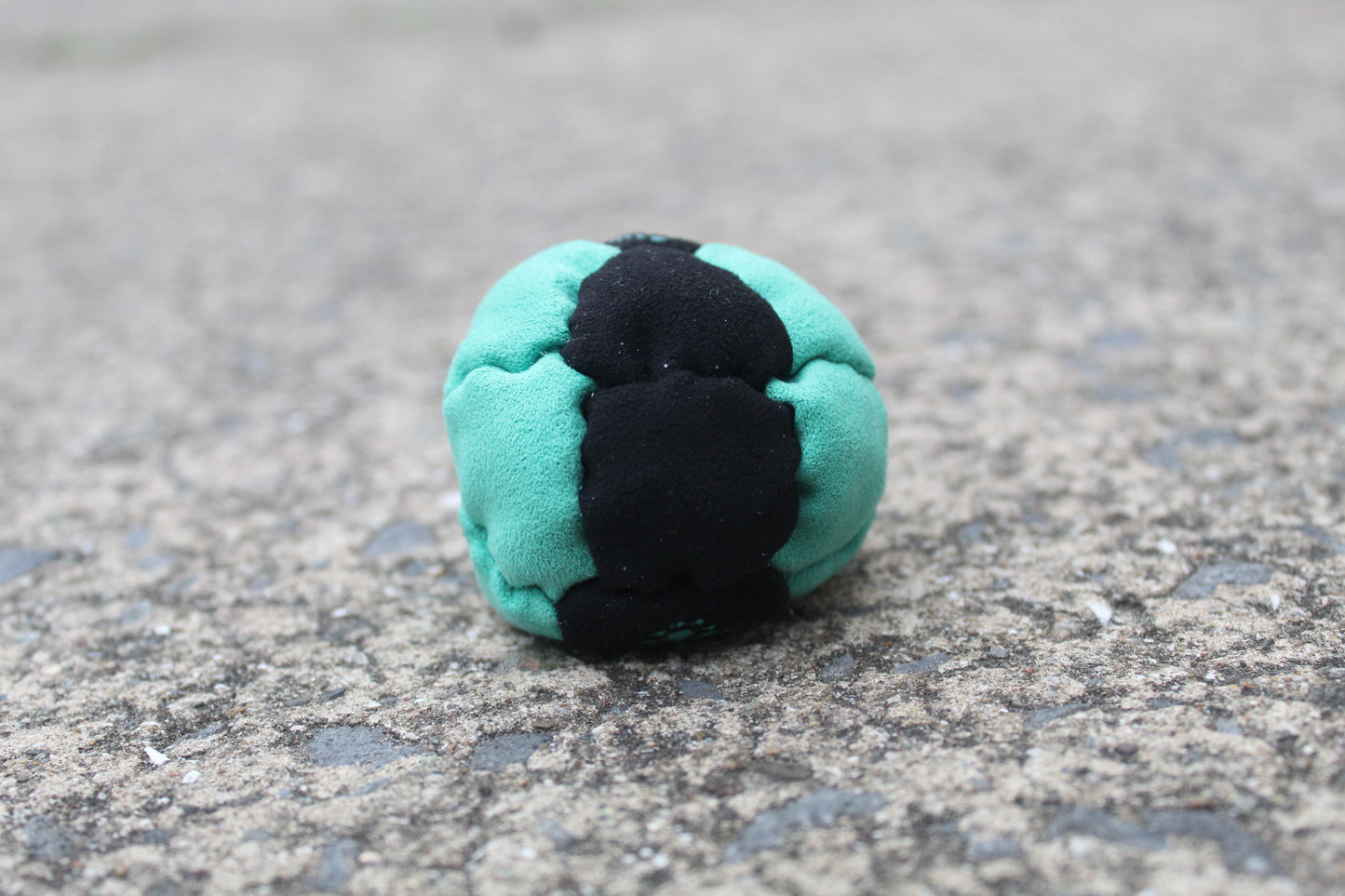 14 panel pro series 2 footbag in green/black

