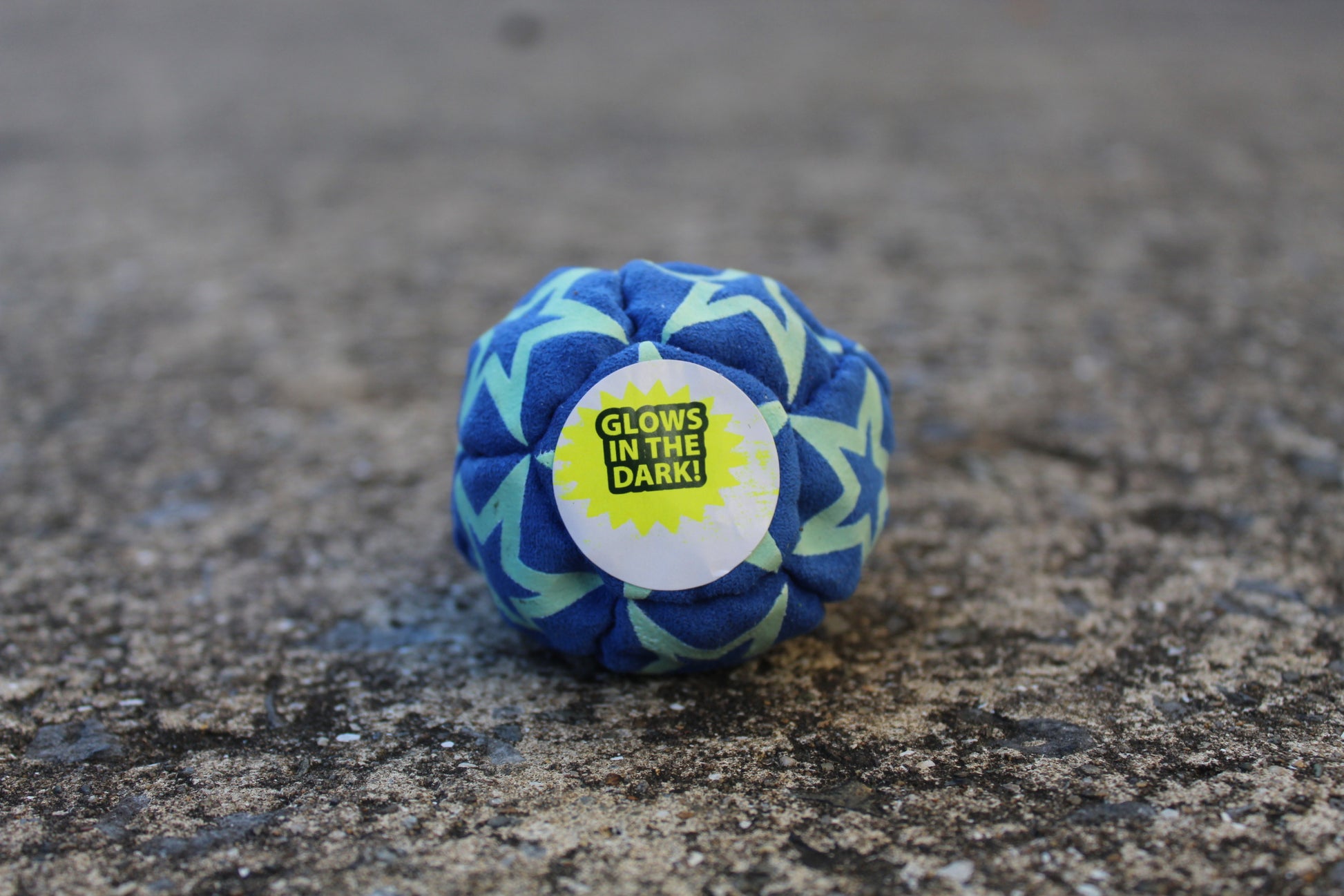 Static Glow footbag in blue with glow-in-the-dark synthetic suede panels